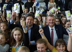 Rafał Rajkowski i Dariusz Piątek siedzą wśród uczestników kampanii