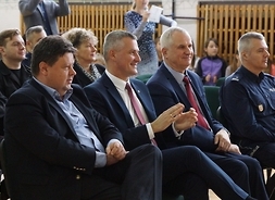Od lewej siedzą Dariusz Piątek, Rafał Rajkowski, radny sejmiku Zbigniew Gołąbek