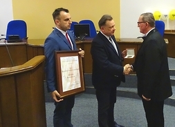 Marszałek Adam Struzik wręczanmedal pamiatkowy i dyplom uznania dyrektorowi izby Bogusławowi Gostomskiemu