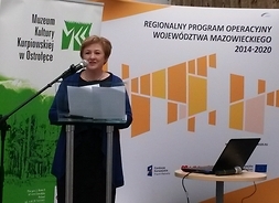 Członek zarządu Elżbieta Lanc podczas konferencji w Ostrołęce