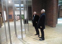 członek zarządu Rafał Rajkowski oraz radny Zbigniew Gołąbek zwiedzający ekspozycję w Muzeum.
