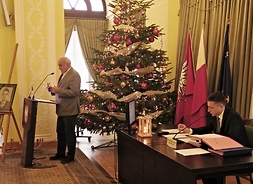 Na pierwszym planie przy stole prezydialnym siedzi przewodniczący sejmiku Ludwik Rakowski. W tle przy mównicy przemawia jeden z protestujących