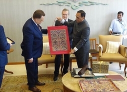 Przedstawiciel Indii wręcza marszałkowski Struzikowi prezent