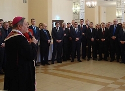 Biskup Diecezji Radomskiej Henryk Tomasik z uczestnikami spotkania opłatkowego