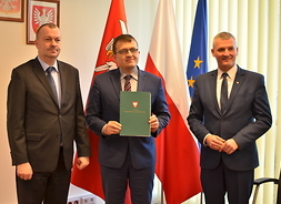 wręczenie umowy przedstawicielowi gminy Radzymin