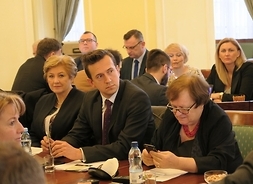 Przy stole Klubu Radnych Platformy Obywatelskiej siedzi nowy radny Igor Krajnow