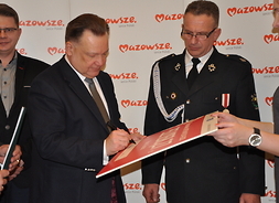 marszałek podpisuje czek dla gminy Górzno