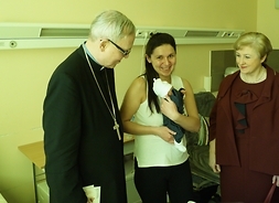 Członek zarządu elżbieta Lanc na oddziale nenatologicznych ciechanowskiego szpitala
