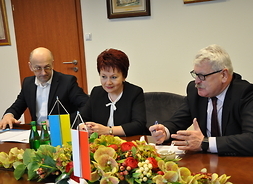 przedstawiciele Ukrainy siedzą przy stole, od lewej:  Oleksandr Muran, Swiłatna Bohatyrczuk-Krywko, Mikołaj Jarmoluk
