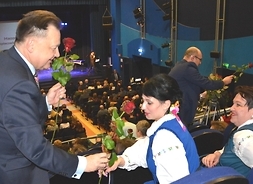 Marszałek Adam Struzik wręcza jednej z Mazowszanek różę