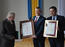 Od lewej: Sołtys Edmund Woźniak, członek zarządu Rafał Rajkowski oraz Starosta Białobrzeski Andrzej Oziębło