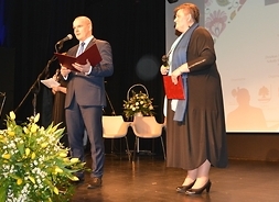 na scenie: prezes i wiceprezes stowarzyszenia Sołtysi Mazowsza