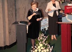 Pani Marszałek podczas przemówienia i składania gratulacji nagrodzonym laureatom