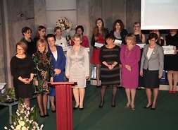 Wspólne zdjęcie wyróżnionych i nagrodzonych pielęgniarek - laureatów - liderów