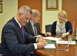 członek zarządu Rafał Rajkowski podpisuje umowy