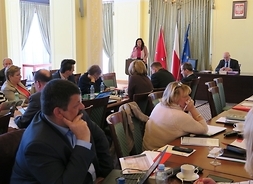 Przy stołach siedzą radni Polskiego Stronnictwa Ludowego oraz Platformy Obywatelskiej