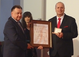 Marszałek Adam Struzik wręcza dyplom i medal pamiątkowy dla Tomasza Szatkowskiego, redaktora naczelnego Tygodnika Płockiego