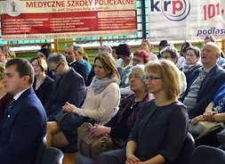 uczestnicy konferencji słuchają prezentacji