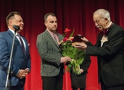 marszałek i dyrektor płockej delegatury wręczają Henrykowi Błażejczykowi kwiaty