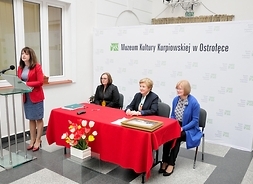 wicemarszałek Janina Ewa Orzełowska gratuluje realizacji inwestycji