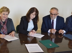 wicemarszałek Janina Ewa Orzełowska i członek zarządu Elżbieta Lanc podpisują umowy