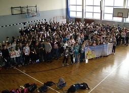 młodzież Zespołu Szkół Ogólnokształcących w Jedlni-Letnisku - wspólna fotografia uczestników spotkaniu