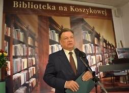 marszałek Adam Struzik pogratulował pracownikom biblioteki dotychczasowej prężnej działalności