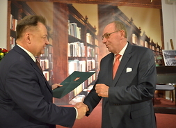 marszałek Adam Struzik wręczył dyplom uznania dyrektorowi biblioteki Michałowi Strąkowi