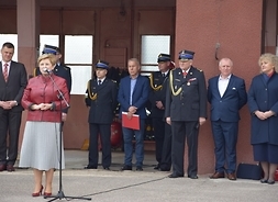 – Członek Zarządu Elżbieta Lanc podczas przemówienia i składanie gratulacji strażakom z okazji ich Święta
