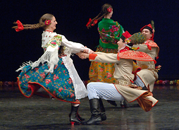 tancerze Mazowsza w ludowych strojach podczas występu