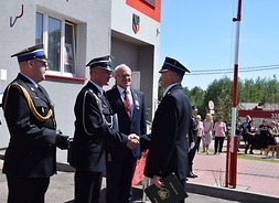 Członek zarządu Rafał Rajkowski w strażackim mundurze i przedstawiciele OSP Pionki