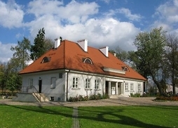 siedziba Muzeum Ziemiaństwa w Dąbrowie, lato