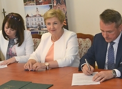 Umowy podpisują wicemarszałek Janina Ewa Orzełowska, członek zarządu województwa mazowieckiego Elżbieta Lanc i burmistrz Ostrowi Mazowieckiej Jerzy Bauer