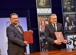 Marszałek Adam Struzik i minister Piotr Gliński trzymają w ręku podpisaną już umowę na współprowadzenie teatru polskiego