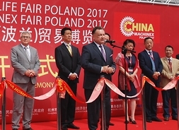 Marszałek Adam Struzik oraz przedsztwiciele władz polskich i chińskich podczas otwarcia targów