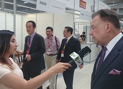 marszałek Adam Struzik udziela wywiadu chińskiej dziennikarce