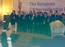Wspólne zdjecie laureatów nagrody „Laur Przedsiębiorczości” z marszałkiem Adamem Struzikiem