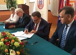 Podpianie umowy dla powiatu mławskiego, fot Emil Sawicki