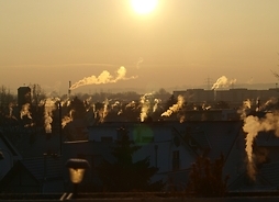 Widok na miasteczku w smogu, z licznych kominów wydobywa się dym