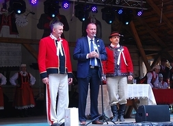 Na scenie wicemarszałek i dwóch mężczyzn w kurpoiwskim stroju