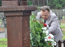 Marszałek Adam Struzik składa wieniec pod pomnikiem Macieja Rataja, działacza społecznego