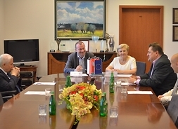 Przedstawiciele zarządu województwa i beneficjenci spotkali sie w urzędzie marszałkowskim