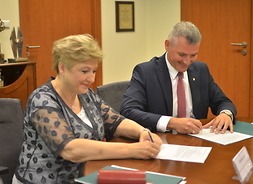 członkowie zarządu województwa mazowieckiego Elżbieta Lanc i Rafał Rajkowski podpisują umowy w urzędzie marszałkowskim