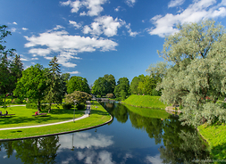Widok na oczko wodne i zieleń parku w Talinie (Estonia)