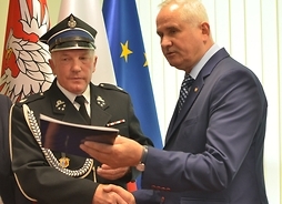 Zbigniew Gołąbek gratuluje strażakowi