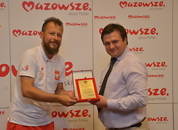 podziękowania w formie grawerunku odbiera pełnomocnik Zarządu Województwa Mazowieckiego ds. Osób Niepełnosprawnych Artur Pozorek