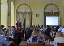 Radni województwa mazowieckiego siedzą przy stolikach podczas sesji sejmiku 11 lipca 2017 roku
