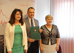 Burmistrz Wyszkowa Grzegorz Nowosielski trzyma podpisaną umowę