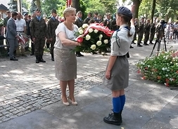 Elżbieta Lanc przekazuje kwiaty harcerce