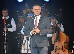 na scenie przemawia Rafał Rajkowski